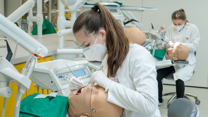 Tannpleierstudenter øver på tannbehandling på pasientsimulator ved Masaryk University