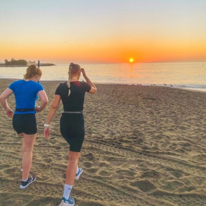 To studenter ved NHFH Campus Spania som har hatt en løpetur i solnedgangen på Costa del Sol