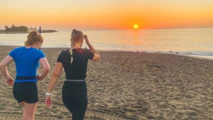 To studenter ved NHFH Campus Spania som har hatt en løpetur i solnedgangen på Costa del Sol